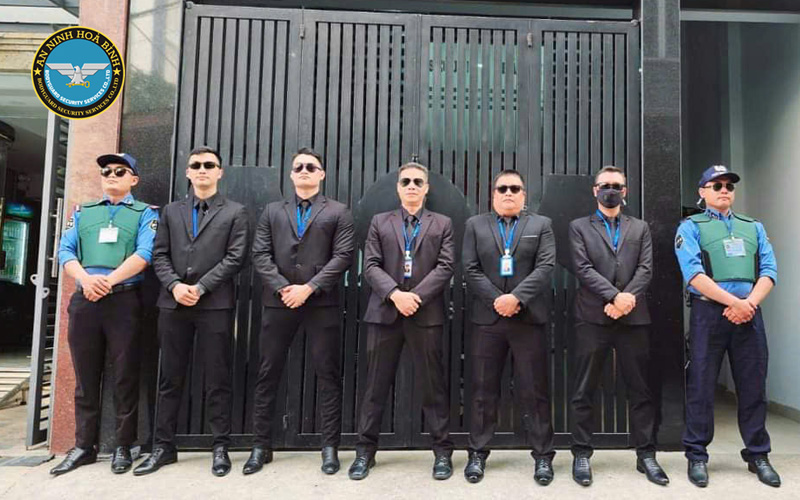 Có nên thuê bảo vệ riêng không? Lợi ích và Hạn chế 1 Thuê bảo vệ riêng: Lợi ích và hạn chế bạn cần biết